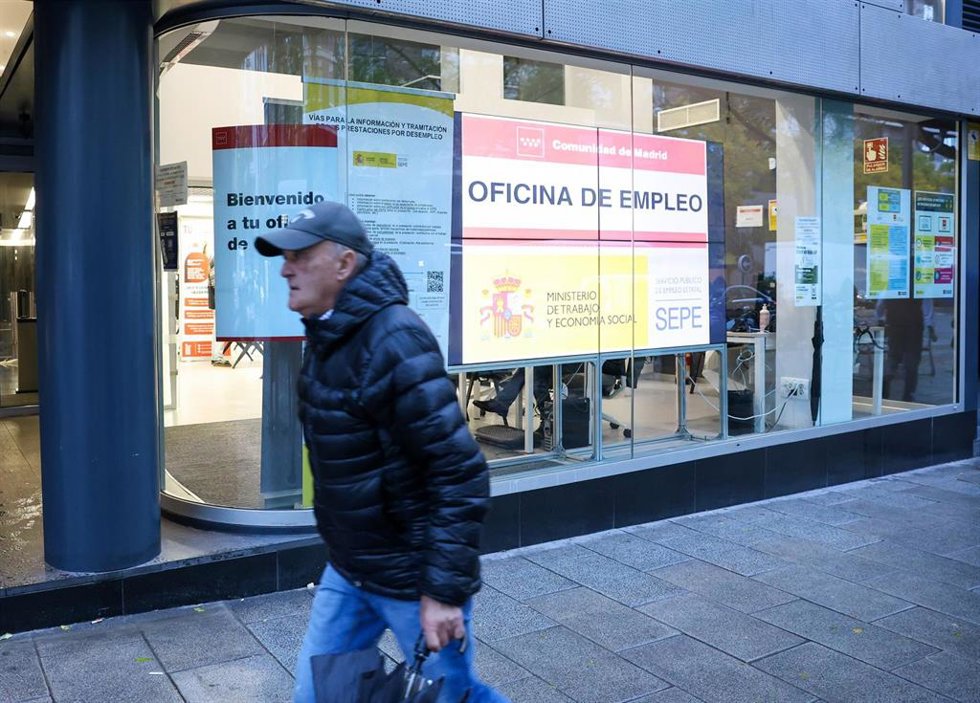 Archivo - Fachada de una oficina de empleo