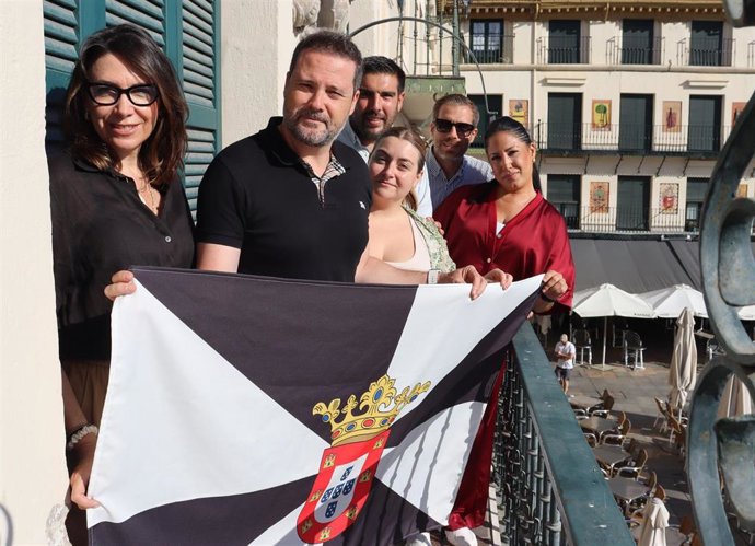 Acto de colocación de la bandera de Ceuta en la Casa del Reloj.