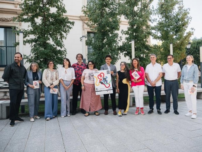 El director general de Cultura, Roberto Iturriaga, y la presidenta de AESCENA, Sónia Oliveira, presentan la programación del festival ‘Camino Escena Norte’