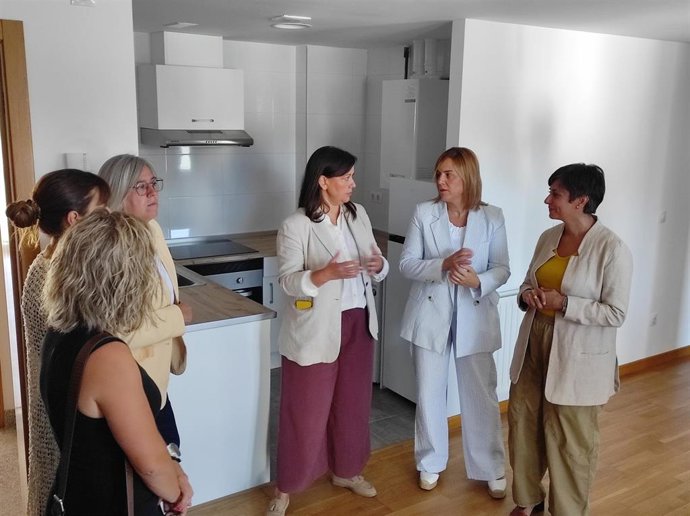 La ministra de Vivienda y Agenda Urbana, Isabel Rodríguez (d), visita en Lekunberri un complejo residencial con 34 viviendas que Casa 47 (entidad estatal de vivienda) pondrá a disposición de la ciudadanía en forma de alquiler asequible.