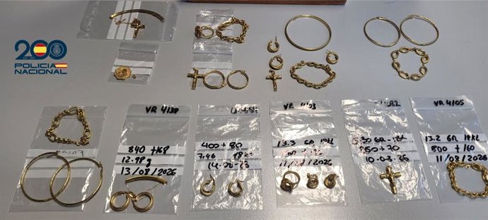 Joyas falsas encontradas a los detenidos en Talavera por estafar a locales de compraventa.