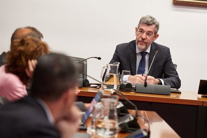 Archivo - El exsecretario de Estado de Presupuestos, Alberto Nadal Belda, comparece ante la Comisión de Investigación del Parlamento de Navarra sobre adjudicaciones públicas, a 29 de abril de 2026, en Pamplona, Navarra (España).