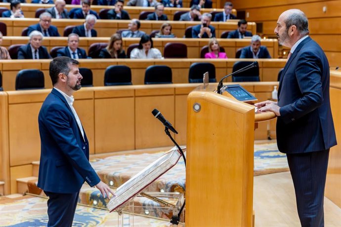 Archivo - El actual representante de Castilla y León en la Cámara Alta y exportavoz del Grupo Socialista en las Cortes castellano leoneses, Luis Tudanca (i), toma posesión de su escaño como senador por Castilla y León, en el Senado, a 6 de mayo de 2025, e