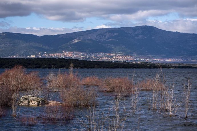 Archivo - Vista de El Escorial desde el embalse de Valmayor, a 19 de febrero de 2026, en Valdemorillo, Madrid (España). El sistema de presas de Canal de Isabel II ha logrado contener prácticamente la mitad del caudal circulante por los ríos de la Comunida