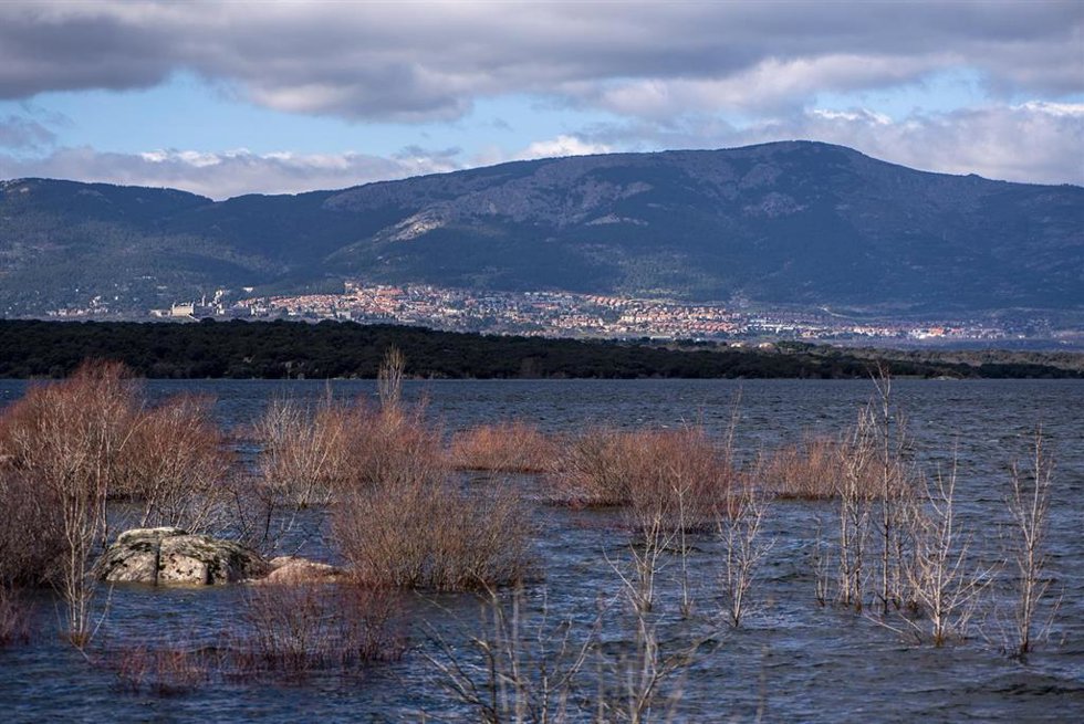 Archivo - Vista de El Escorial desde el embalse de Valmayor, a 19 de febrero de 2026, en Valdemorillo, Madrid (España). El sistema de presas de Canal de Isabel II ha logrado contener prácticamente la mitad del caudal circulante por los ríos de la Comunida
