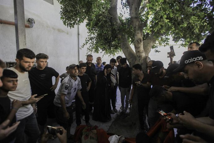 Archivo - Palestinos trasladan a un hospital a varias víctimas de un bombardeo ejecutado por Israel contra la Franja de Gaza el 2 de agosto de 2026, a pesar del alto el fuego pactado en octubre de 2025 (archivo)