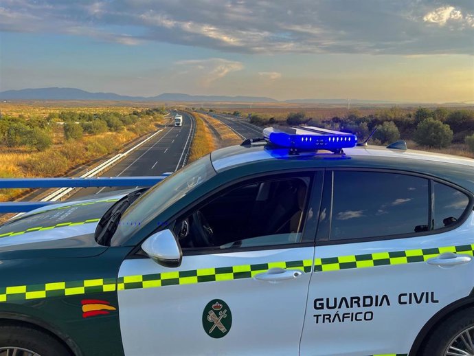 Archivo - Imagen de un vehículo de la Guardia Civil de Tráfico