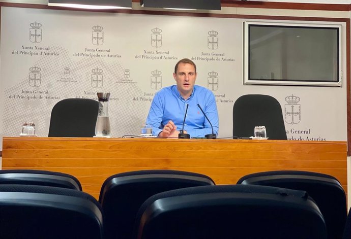 Archivo - El portavoz parlamentario de Foro, Adrián Pumares, durante la rueda de prensa de este lunes en la Juna General.