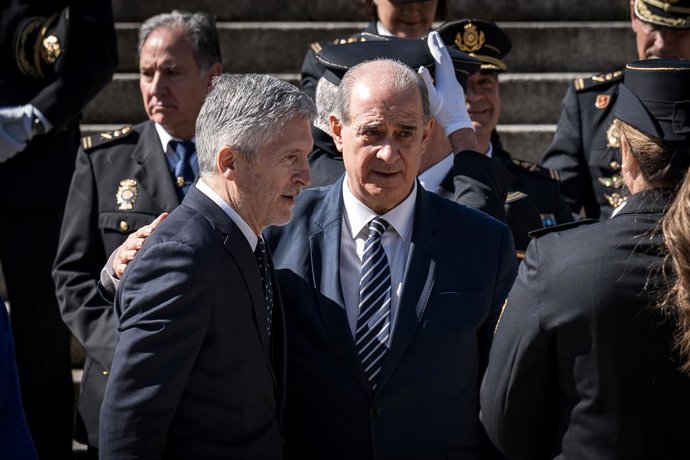 Archivo - Arquivo - O ministro do Interior, Fernando Grande-Marlaska (à esquerda), e o diretor-geral da Polícia, Francisco Pardo (ao centro), durante a cerimônia de posse do novo diretor-adjunto operacional (DAO) da Polícia Nacional, no Complexo Policial 