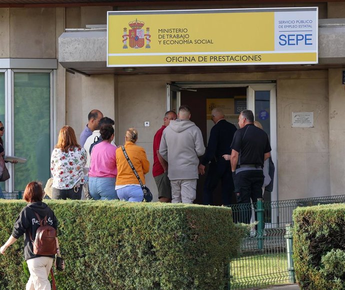 Archivo - Varias personas en la entrada de una oficina del SEPE, a 2 de septiembre de 2025
