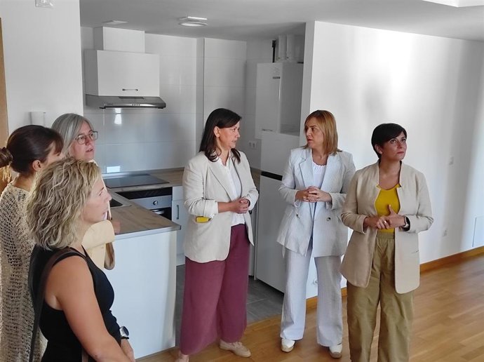 La ministra de Vivienda y Agenda Urbana, Isabel Rodríguez (d), visita viviendas en Lekunberri que la entidad estatal Casa 47 pone a disposición de la ciudadanía con alquiler asequible en Lekunberri.
