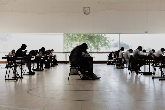Archivo - Alumnos de bachillerato del Colegio Virgen de Europa de Boadilla del Monte (Madrid) se enfrentan a los primeros exámenes presenciales tras el parón por el coronavirus en el polideportivo del centro, con medidas de seguridad como una mayor distan