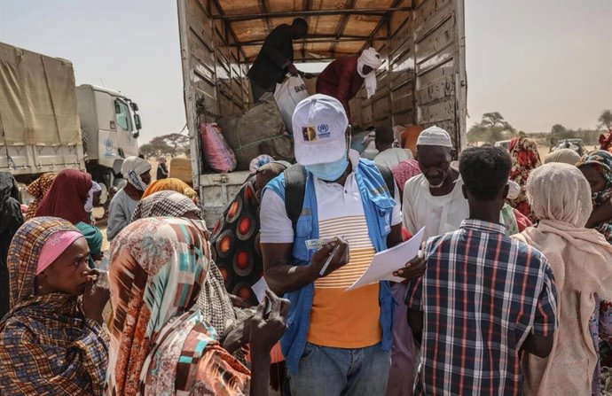 Personal de Acnur atiende a refugiados.
