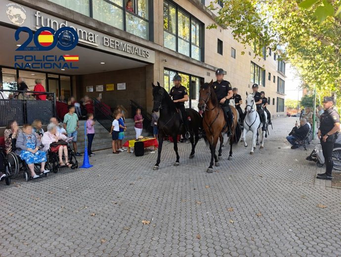 Unidades de caballería de la Policía Nacional en una exhibición de medios para los residentes del centro de mayores de Fundomar, en el barrio de Los Bermejales