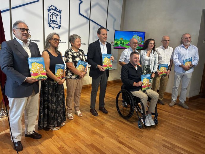 Íscar, junto a representantes de las entidades que colaboran en la Guía de Actividades.