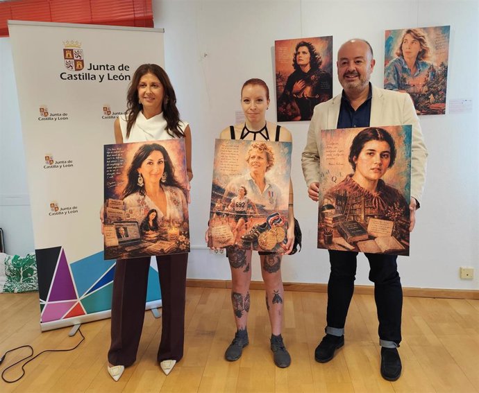 La delegada territorial Raquel Alonso (izda), la artista 'Mentiradeloro' y el concejal de Juventud, Sergio Calleja.