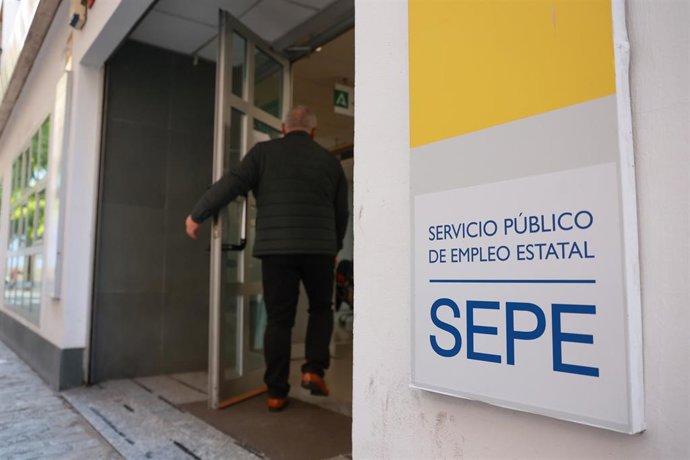 Archivo - Una persona entra en la oficina que SAE y SEPE comparten junto a la plaza del Museo, en una foto de archivo