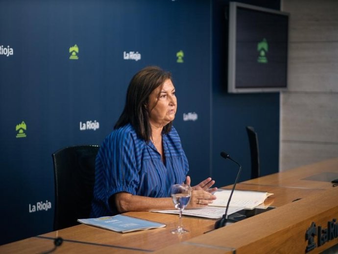 La directora general de Empleo, Cristina Salinas, informa de los datos relativos al mercado de trabajo durante el mes de agosto en La Rioja