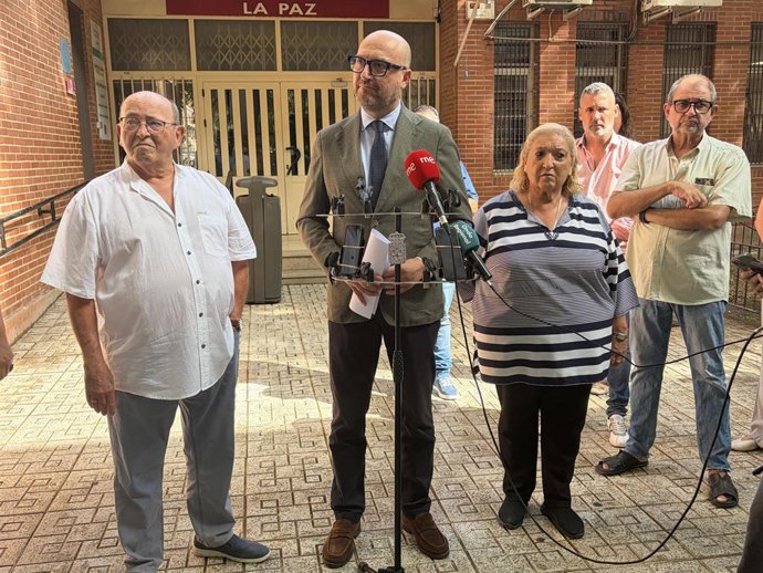 El concejal de Fomento, José Francisco Muñoz, acompañado por el presidente de la Junta de Distrito Este, Rafael Gómez