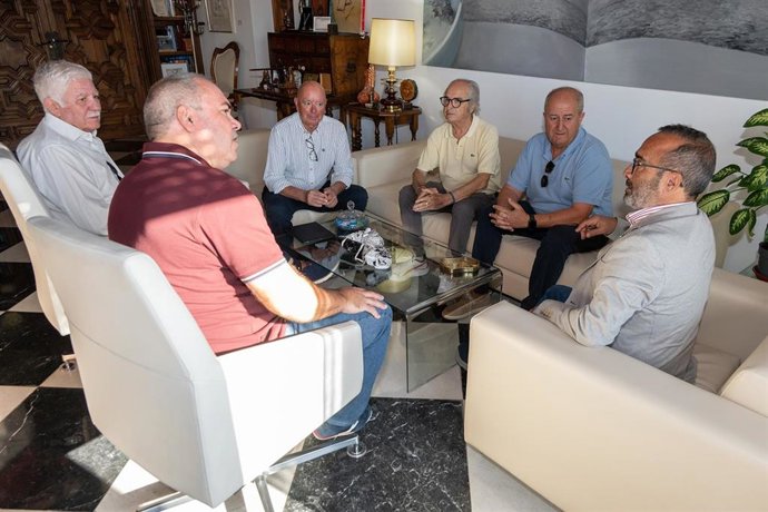 Reunión del presidente de la Diputación de Cáceres con representantes del sector tabaquero