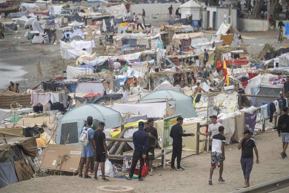 Varios inmigrantes acampados en una playa, a 1 de septiembre de 2026, en Ceuta (España). La Policía ha practicado tres expulsiones de personas con vínculos con el radicalismo de carácter yihadista detectadas en Ceuta tras la entrada masiva a la ciudad esp