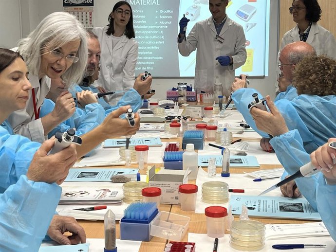 Una de les sessions del projecte "Pobles amb-Ciència" de l'equip SWICEU de la CEU UCH, en la localitat valenciana de Xest.