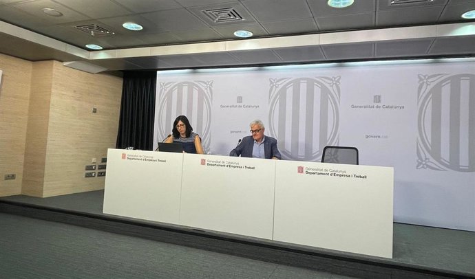 El secretario de Trabajo de la Generalitat, Paco Ramos, y la directora del Observatori del Treball i Model Productiu, Manuela Redondo, en rueda de prensa