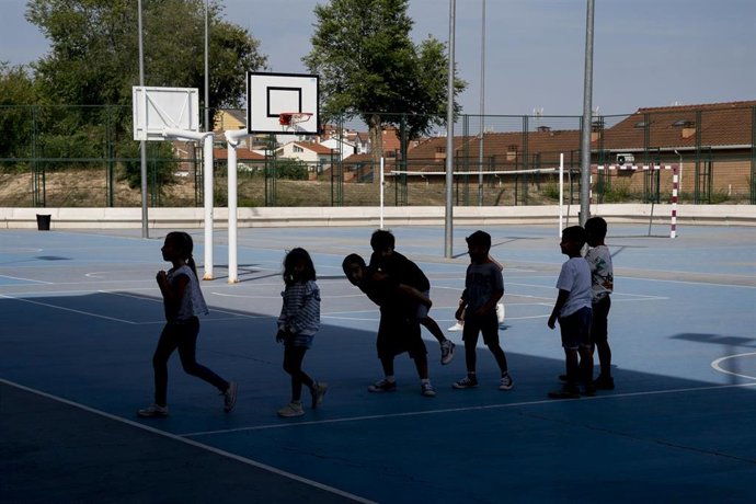 Archivo - Archivo.- Varios niños en el patio de un colegio madrileño