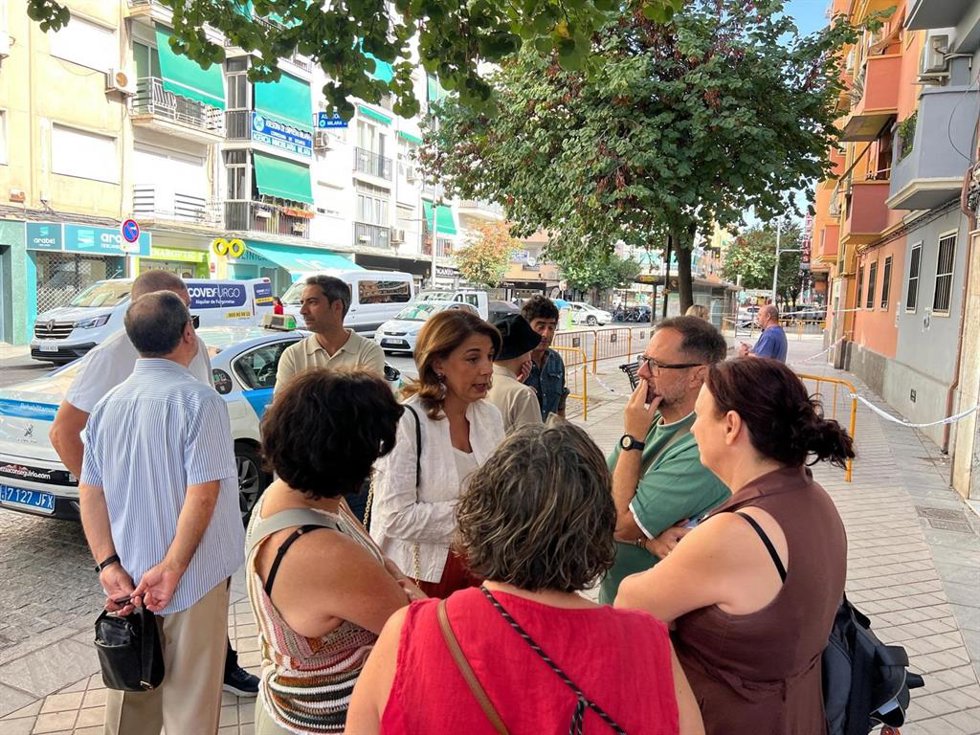 Concejales del grupo municipal socialista en el Ayuntamiento de Granada durante una visita al Zaidín.
