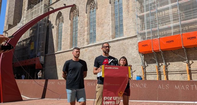 El secretario general de la CUP, Non Casadevall; la portavoz del SEPC, Tania Ros, y el portavoz de COS Educació, Dani Marcos, en rueda de prensa