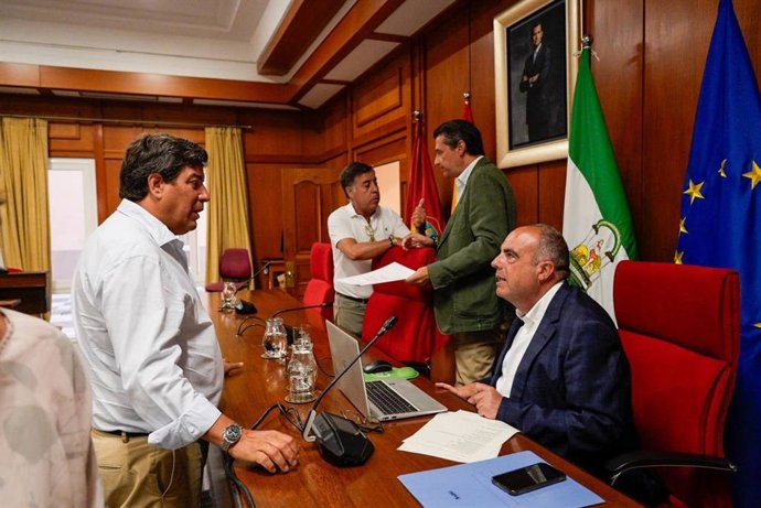 El alcalde de Córdoba, José María Bellido (de pie a la dcha.), conversa con el concejal Miguel Ruiz Madruga.