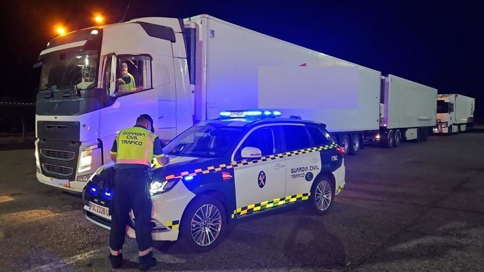 Un agente de la Guardia Civil junto al camión que conducía el investigado.