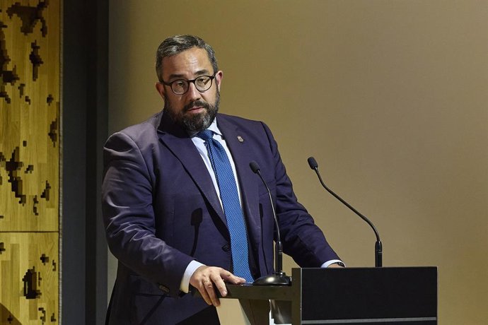 Archivo - Arquivo - O primeiro vice-presidente e secretário de Presidência e Igualdade do Governo de Navarra, Javier Remírez, discursa durante o evento de apresentação nacional do projeto de inovação social e tecnológica UMANA, nas instalações da CaixaF