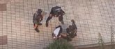 Foto: La Policía Local de Castilleja (Sevilla) detiene mediante uso de taser, al autor de un atraco a una gasolinera