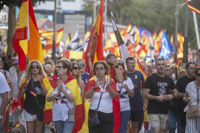 Decenas de personas durante una manifestación pacífica, a 30 de agosto de 2026, en Ceuta (España). 
