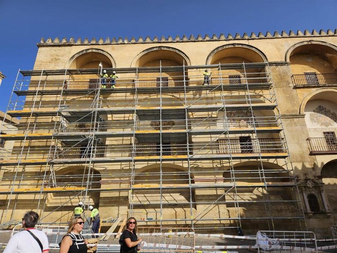 Trabajos en la fachada sur de la Mezquita-Catedral.