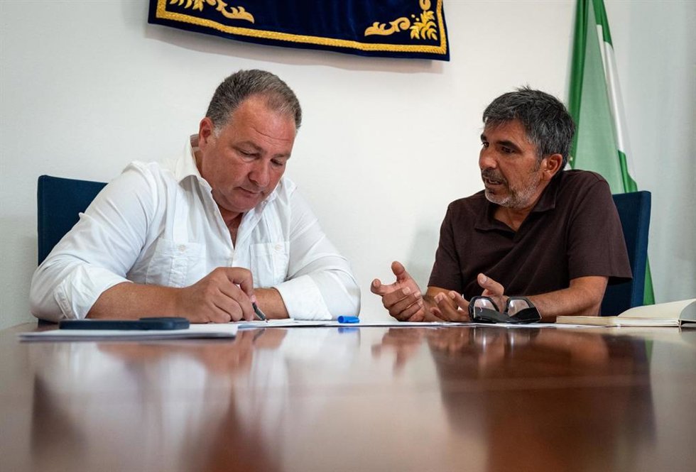 El presidente de la Diputación Provincial de Huelva, David Toscano (izquierda), y el alcalde de Berrocal, Ángel Luis Romero.