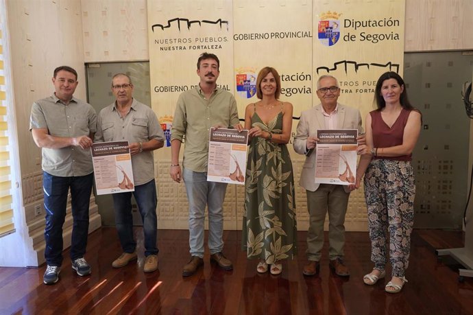 Autoridades y colaboradores en la presentación de la Jornada de Lechazo de Segovia.