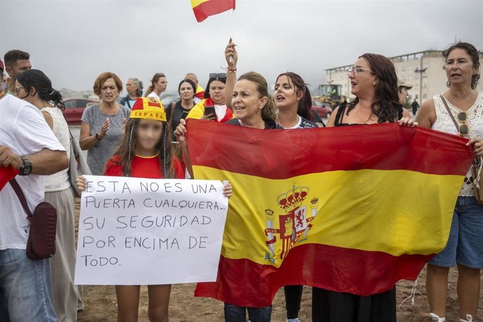 Varias personas se manifiestan, a 1 de septiembre de 2026, en Ceuta (España)