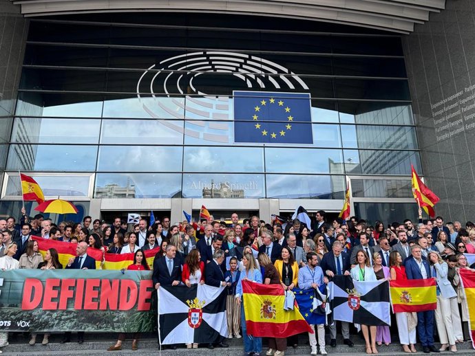 O PP e o Vox realizam manifestação em frente à sede do Parlamento Europeu, em Bruxelas, por ocasião do Dia de Ceuta