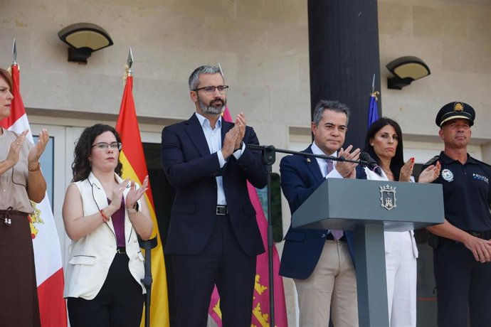 El delegado del Gobierno en la Región de Murcia y secretario general del PSRM-PSOE, Francisco Lucas, asiste a la lectura de un manifiesto en apoyo a Ceuta frente al Ayuntamiento de Lorquí
