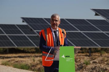 El presidente y consejero delegado de Aena, Maurici Lucena, ofrece declaraciones a los medios durante una visita al nuevo parque fotovoltaico del Aeropuerto Adolfo Suárez Madrid-Barajas, a 2 de septiembre de 2026, en Madrid (España).