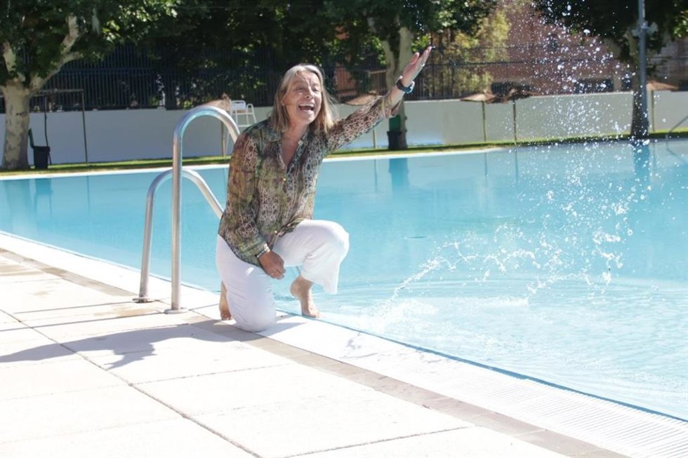 Archivo - La presidenta del Imdeco, Isabel Albás, en la piscina de la Fuensanta de Córdoba.