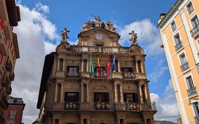 Archivo - Fachada del Ayuntamiento de Pamplona.