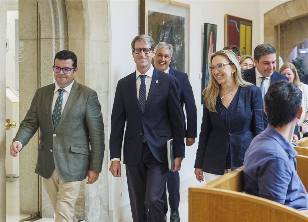 El presidente del Gobierno riojano, Gonzalo Capellán, entrando al Debate sobre el Estado de la Región con el consejero de Hacienda y portavoz, Alfonso Domínguez, y la consejera de Empresa, Belinda León