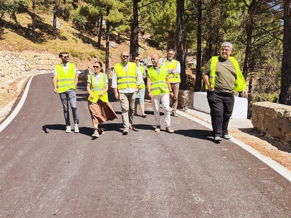 El responsable del Área de Cooperación de la Diputación de Cádiz, Javier Bello, junto al alcalde de Grazalema, Carlos García Ramírez, y personal técnico en una visita a las obras en la CA-9104 entre Grazalema y Zahara