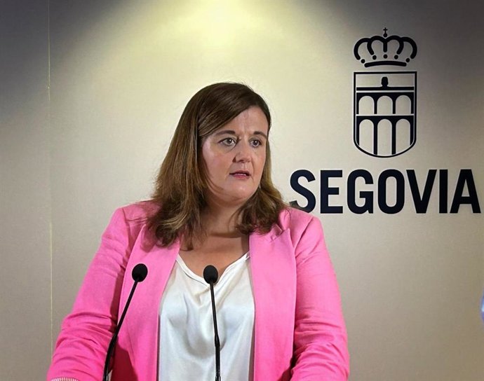 Archivo - Clara Martín, del PSOE, durante la rueda de prensa.