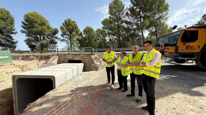 El consejero de Infraestructuras y Desarrollo Territorial, Jorge García Montoro, junto al alcalde de Moratalla, Juan Soria, durante la visita a las obras  de la carretera que une Moratalla con Caravaca de la Cruz (RM-715).