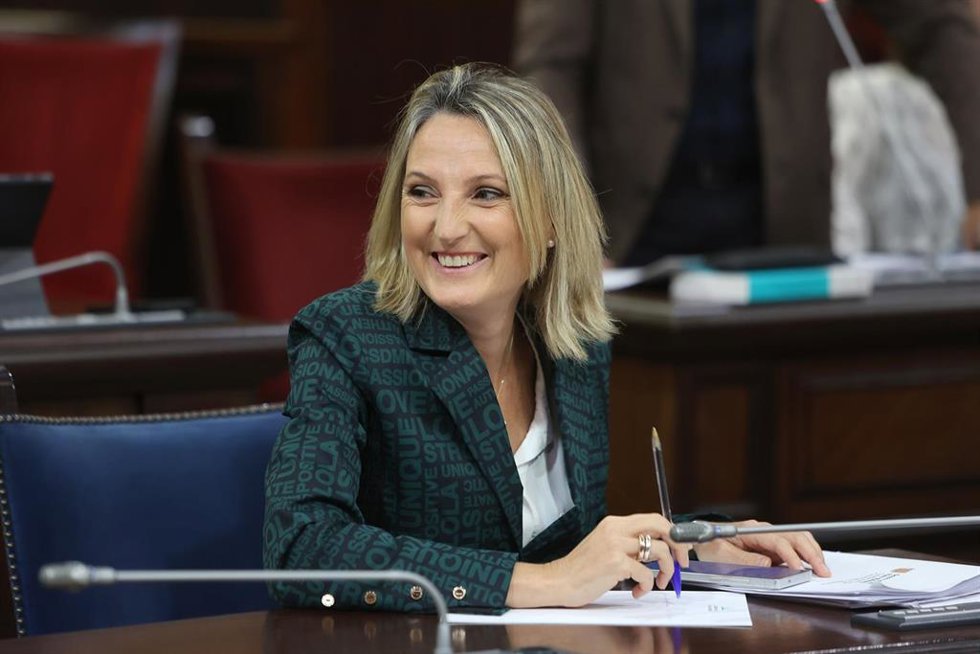 Archivo - La consellera de Trabajo, Función Pública y Diálogo Social, Catalina Cabrer, durante una sesión plenaria en el Parlament balear, a 4 de noviembre de 2025, en Palma de Mallorca, Mallorca, Islas Baleares (España).