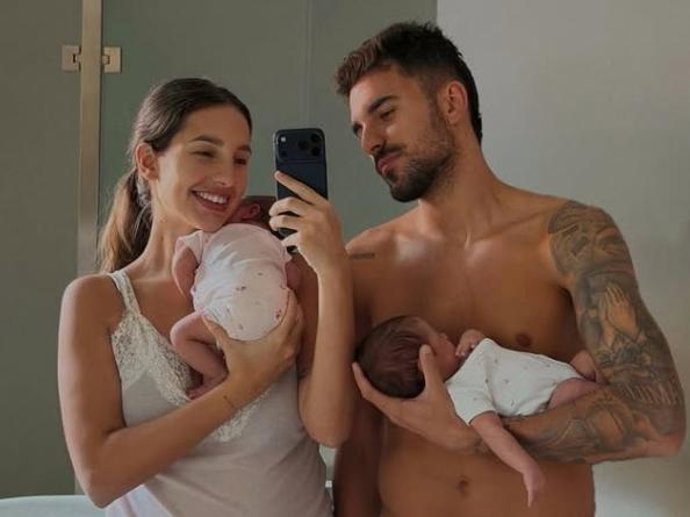 Luna Serrat y Dani Ceballos se convirtieron en padres de mellizas el pasado 23 de julio